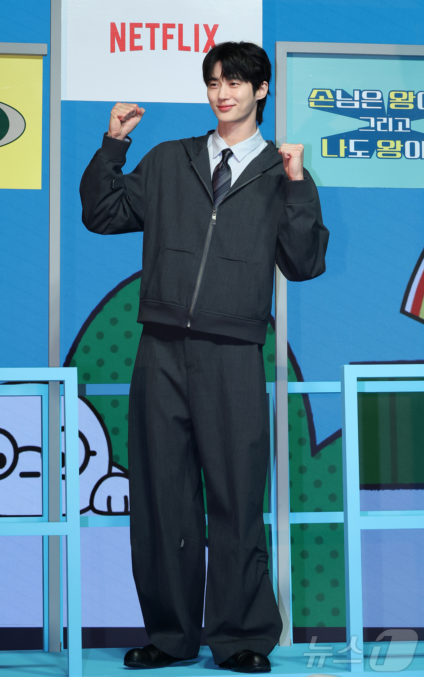 (서울=뉴스1) 김진환 기자 = 배우 변우석이 19일 오전 서울 종로구 JW 동대문 메리어트 호텔에서 열린 넷플릭스 새 예능프로그램 ‘유재석 캠프’ 제작발표회에 참석해 포즈를 취하 …