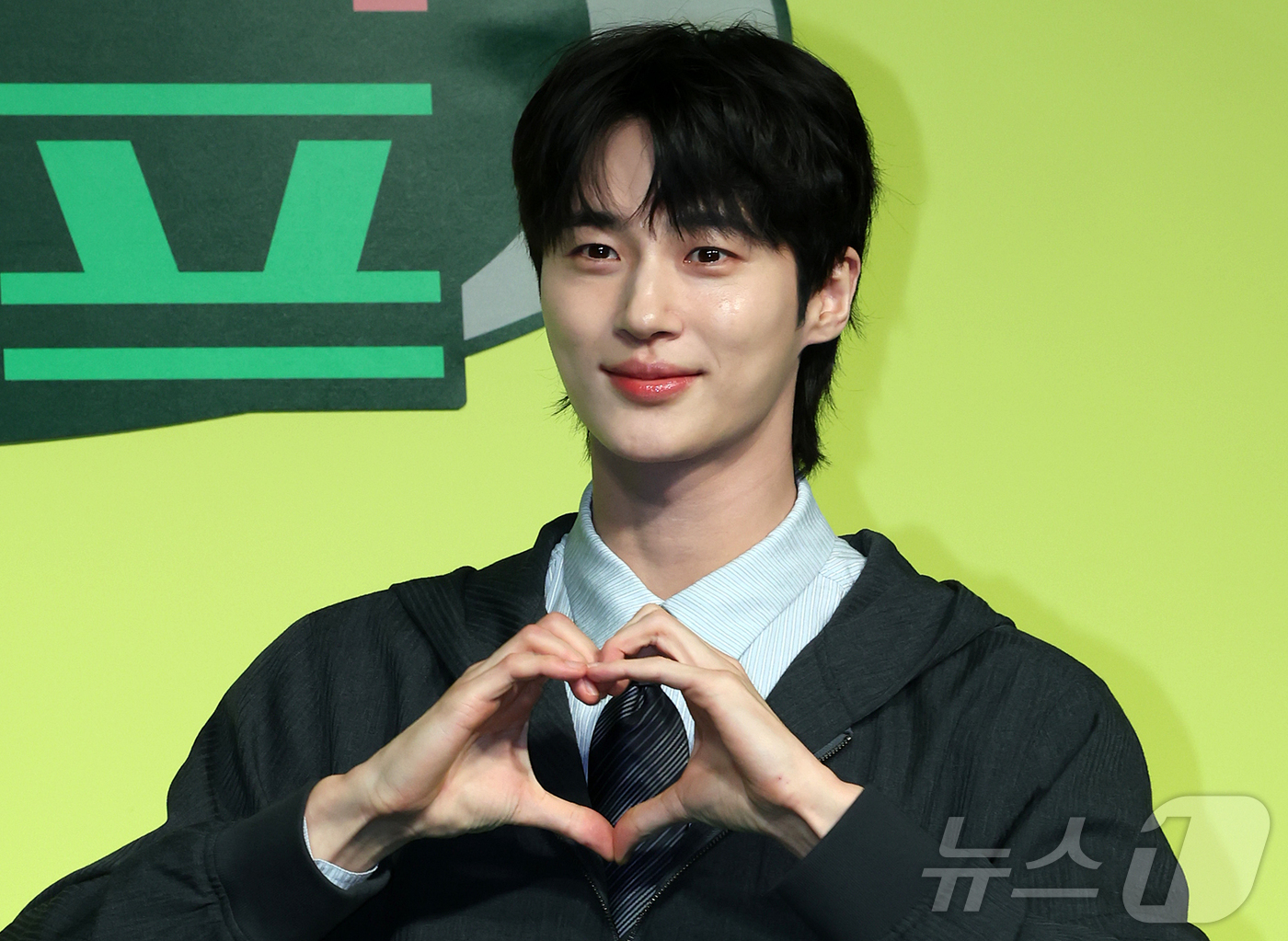 (서울=뉴스1) 김진환 기자 = 배우 변우석이 19일 오전 서울 종로구 JW 동대문 메리어트 호텔에서 열린 넷플릭스 새 예능프로그램 ‘유재석 캠프’ 제작발표회에 참석해 포즈를 취하 …