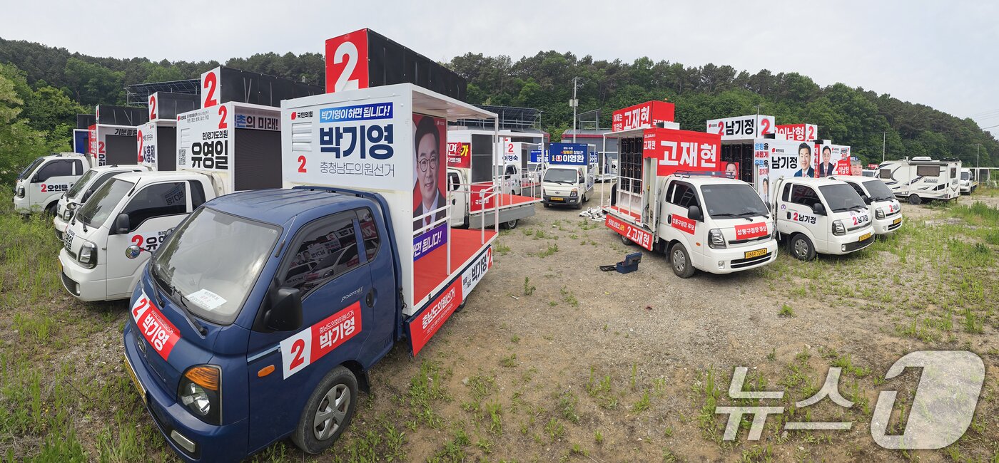 본문 이미지 - 제9회 전국동시지방선거 공식 선거운동 시작을 앞둔 19일 경기 파주시의 한 선거 유세 차량 제작 업체에서 작업자들이 후보들의 유세 차량을 제작하고 있다. (파노라마 촬영) 2026.5.19 ⓒ 뉴스1 최지환 기자