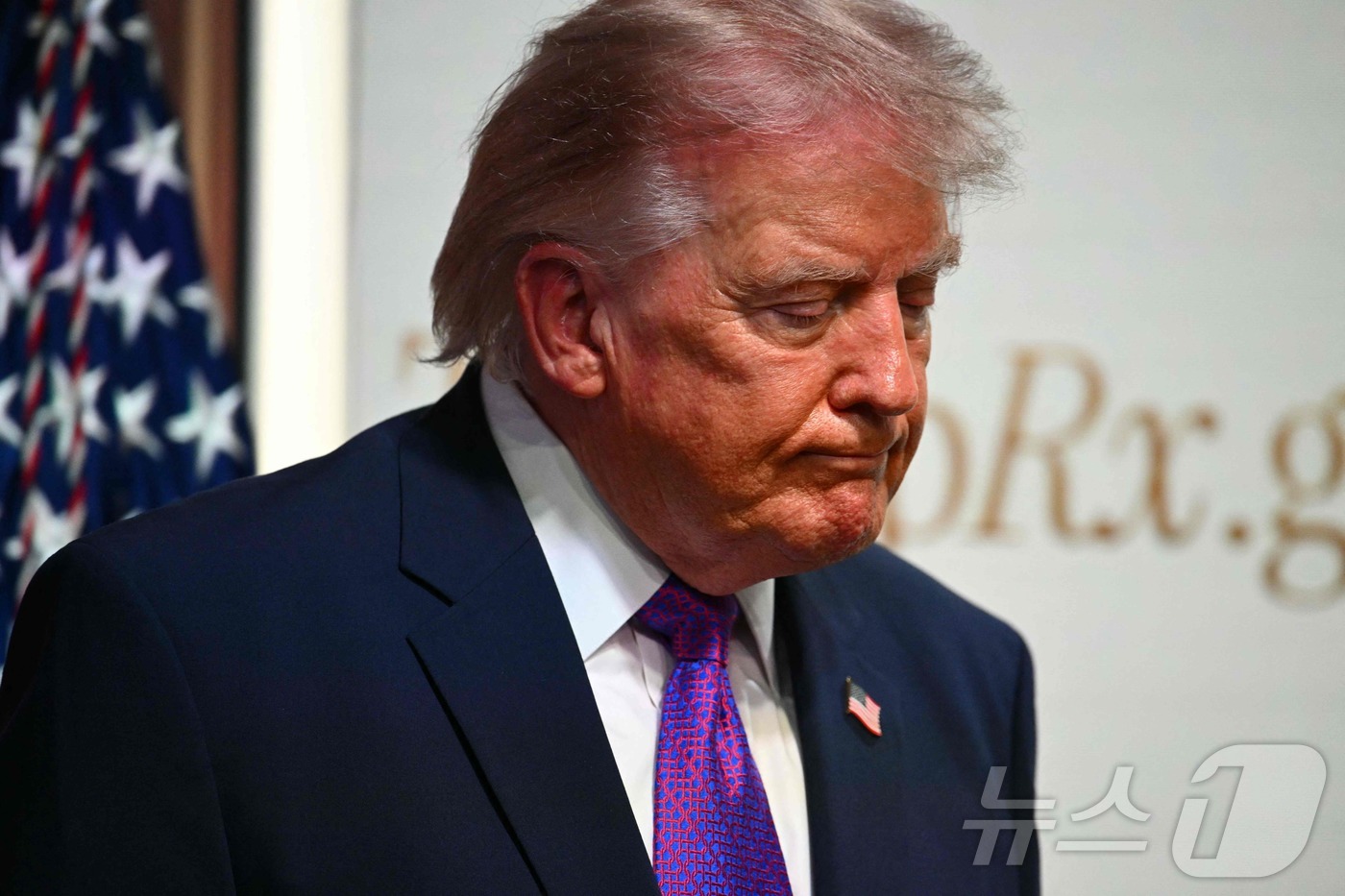 (워싱턴 AFP=뉴스1) 김경민 기자 = 도널드 트럼프 미국 대통령이 18일(현지시간) 워싱턴DC 백악관 사우스 코트 강당에서 열린 의료 부담 행사에 입을 굳게 다물고 등장했다. …
