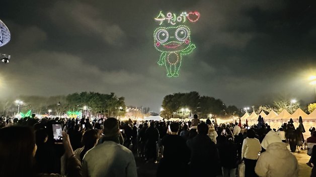 "벚꽃·드론·불꽃 어우러졌다"…수원 '만석거 새빛축제' 25만명 몰려