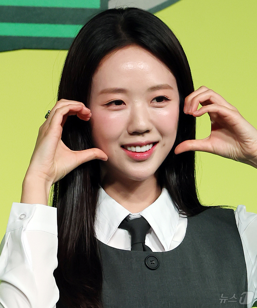 (서울=뉴스1) 김진환 기자 = 방송인 지예은이 19일 오전 서울 종로구 JW 동대문 메리어트 호텔에서 열린 넷플릭스 새 예능프로그램 ‘유재석 캠프’ 제작발표회에 참석해 포즈를 취 …