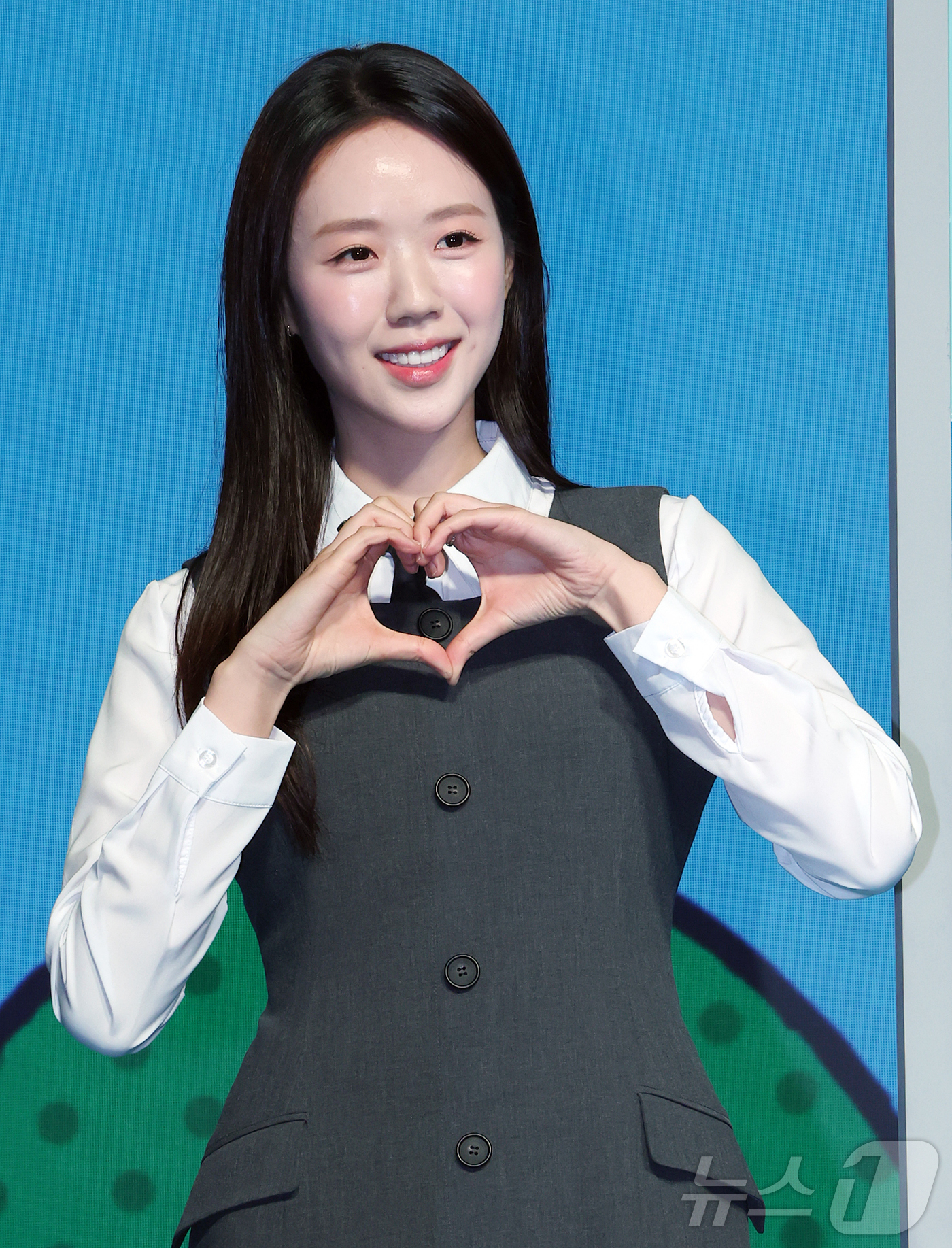 (서울=뉴스1) 김진환 기자 = 방송인 지예은이 19일 오전 서울 종로구 JW 동대문 메리어트 호텔에서 열린 넷플릭스 새 예능프로그램 ‘유재석 캠프’ 제작발표회에 참석해 포즈를 취 …