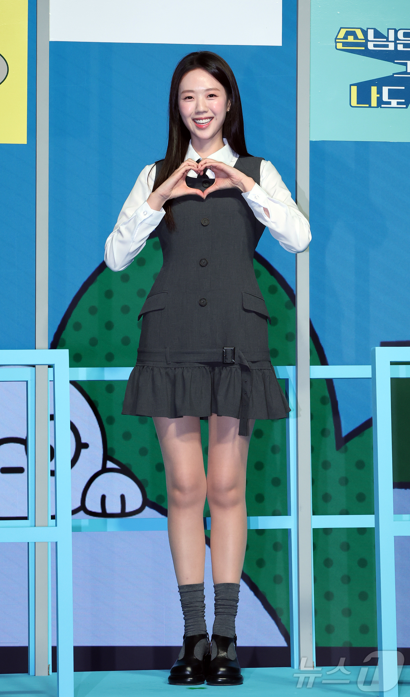 (서울=뉴스1) 김진환 기자 = 방송인 지예은이 19일 오전 서울 종로구 JW 동대문 메리어트 호텔에서 열린 넷플릭스 새 예능프로그램 ‘유재석 캠프’ 제작발표회에 참석해 포즈를 취 …