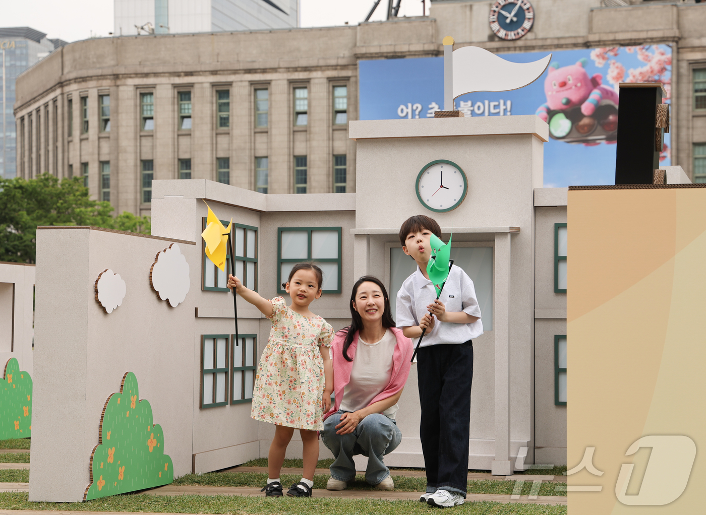 (서울=뉴스1) 이종수 인턴기자 = 19일 서울 중구 서울광장에서 열린 ‘롯데 mom편한 페스티벌’에서 어린이들이 바람개비를 들고 웃어보이고 있다. 2026.5.19/뉴스1