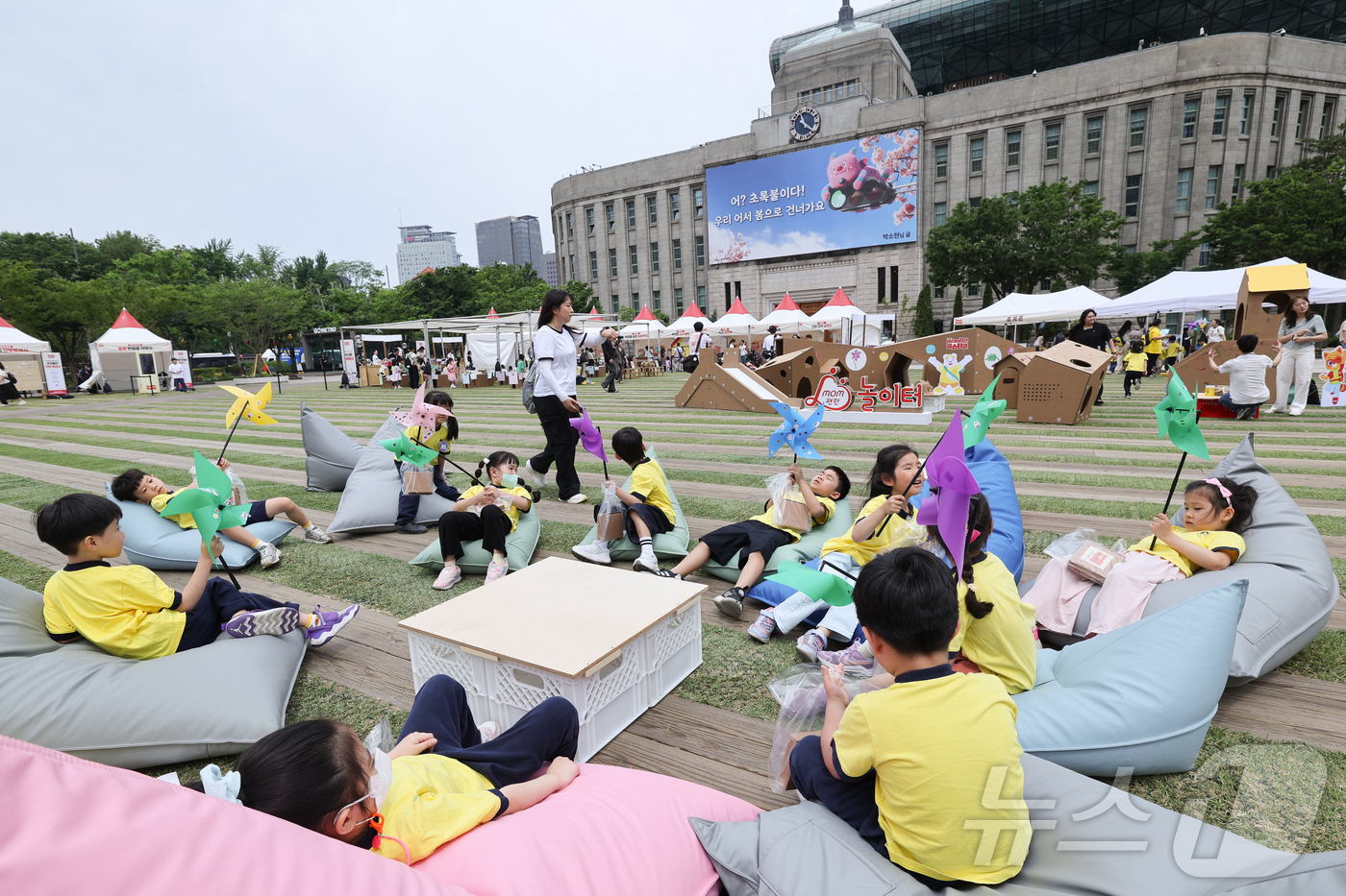 (서울=뉴스1) 이종수 인턴기자 = 19일 서울 중구 서울광장에서 열린 ‘롯데 mom편한 페스티벌’에서 어린이들이 체험행사를 한 후 휴식을 취하고 있다. 2026.5.19/뉴스1