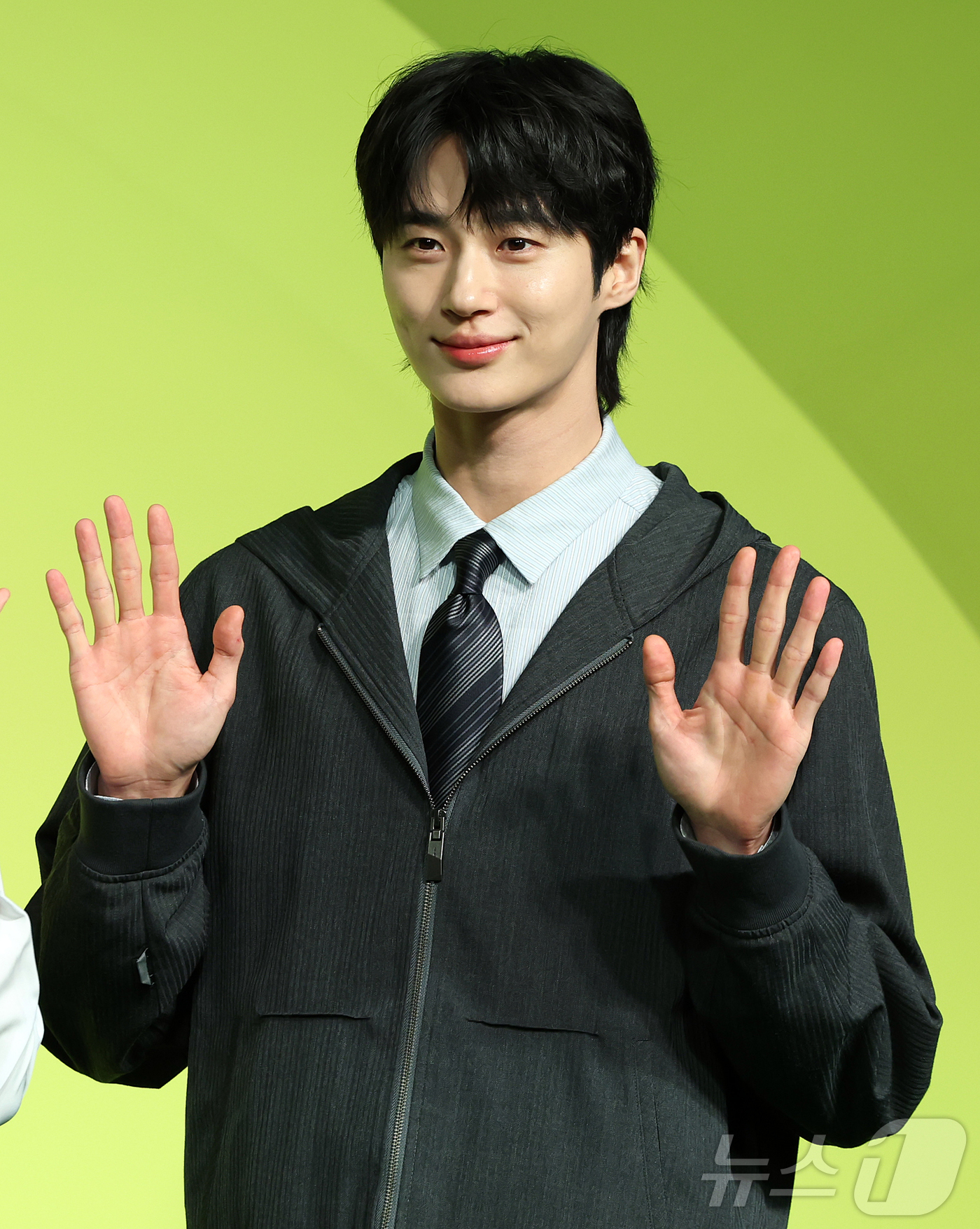(서울=뉴스1) 김진환 기자 = 배우 변우석이 19일 오전 서울 종로구 JW 동대문 메리어트 호텔에서 열린 넷플릭스 새 예능프로그램 ‘유재석 캠프’ 제작발표회에 참석해 포즈를 취하 …