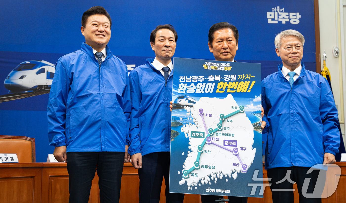 (서울=뉴스1) 유승관 기자 = 정청래 더불어민주당 대표와 강원·충북·전남광주 지자체장 후보가 19일 서울 여의도 국회에서 열린 강호축 철도망 합동공약 발표에서 기념 촬영을 하고 …