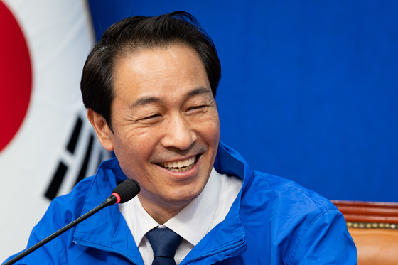 미소 짓는 우상호 민주당 강원지사 후보