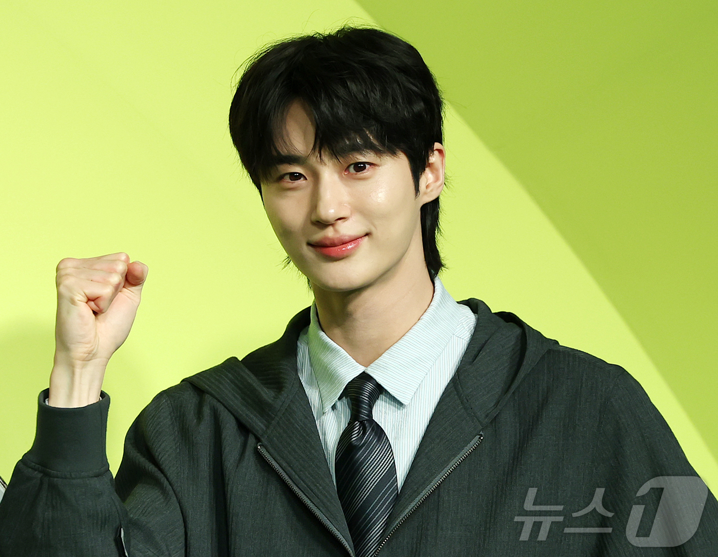 (서울=뉴스1) 김진환 기자 = 배우 변우석이 19일 오전 서울 종로구 JW 동대문 메리어트 호텔에서 열린 넷플릭스 새 예능프로그램 ‘유재석 캠프’ 제작발표회에 참석해 포즈를 취하 …
