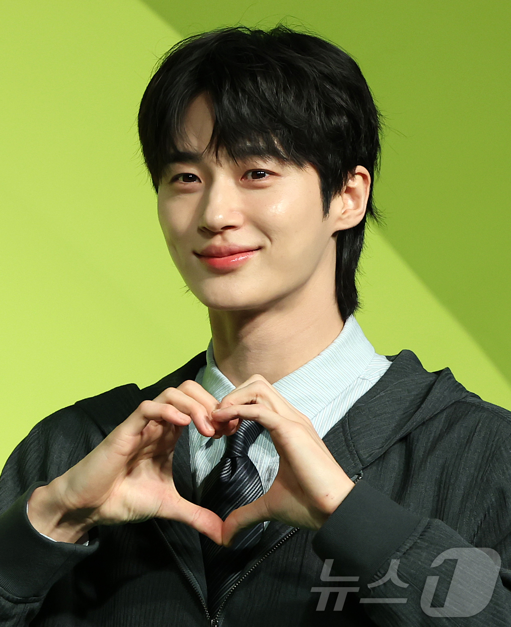 (서울=뉴스1) 김진환 기자 = 배우 변우석이 19일 오전 서울 종로구 JW 동대문 메리어트 호텔에서 열린 넷플릭스 새 예능프로그램 ‘유재석 캠프’ 제작발표회에 참석해 포즈를 취하 …