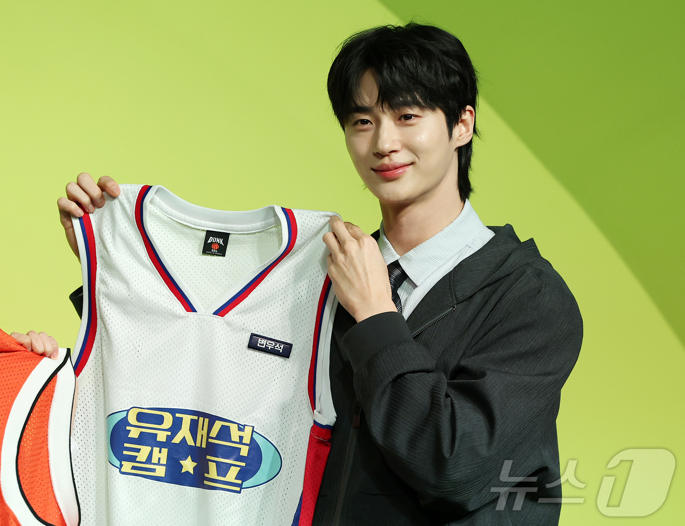 (서울=뉴스1) 김진환 기자 = 배우 변우석이 19일 오전 서울 종로구 JW 동대문 메리어트 호텔에서 열린 넷플릭스 새 예능프로그램 ‘유재석 캠프’ 제작발표회에 참석해 포즈를 취하 …