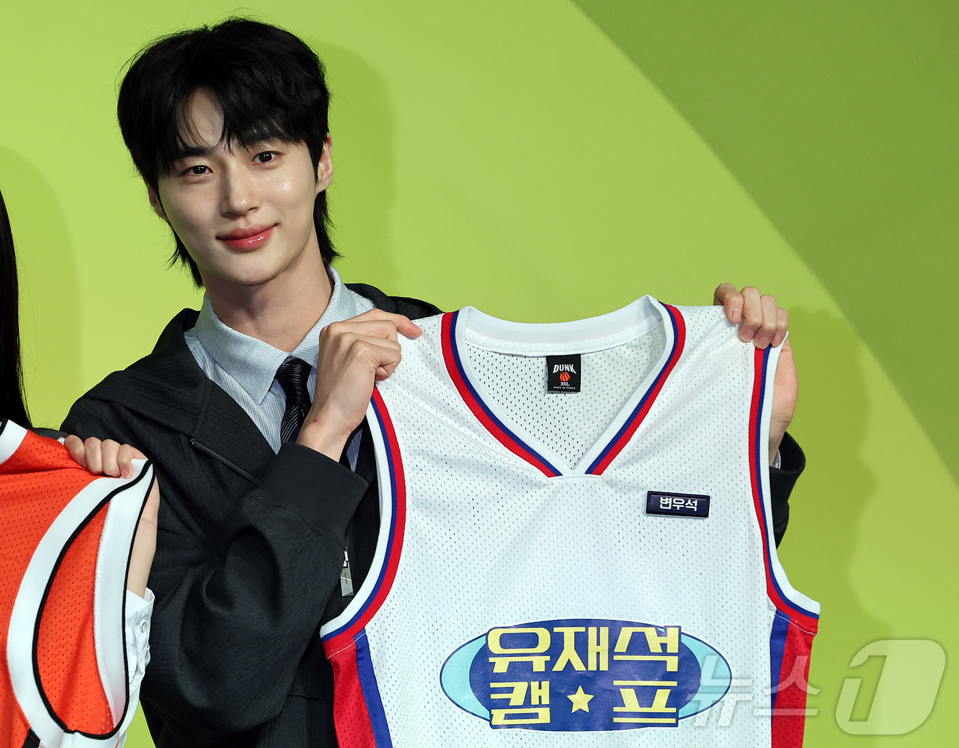(서울=뉴스1) 김진환 기자 = 배우 변우석이 19일 오전 서울 종로구 JW 동대문 메리어트 호텔에서 열린 넷플릭스 새 예능프로그램 ‘유재석 캠프’ 제작발표회에 참석해 포즈를 취하 …