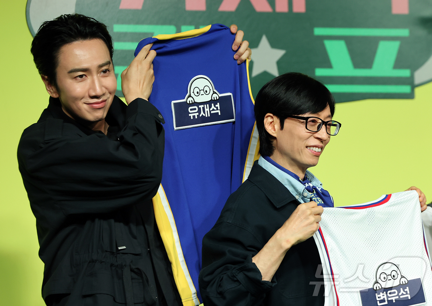 (서울=뉴스1) 김진환 기자 = 배우 이광수와 개그맨 유재석이 19일 오전 서울 종로구 JW 동대문 메리어트 호텔에서 열린 넷플릭스 새 예능프로그램 ‘유재석 캠프’ 제작발표회에 참 …