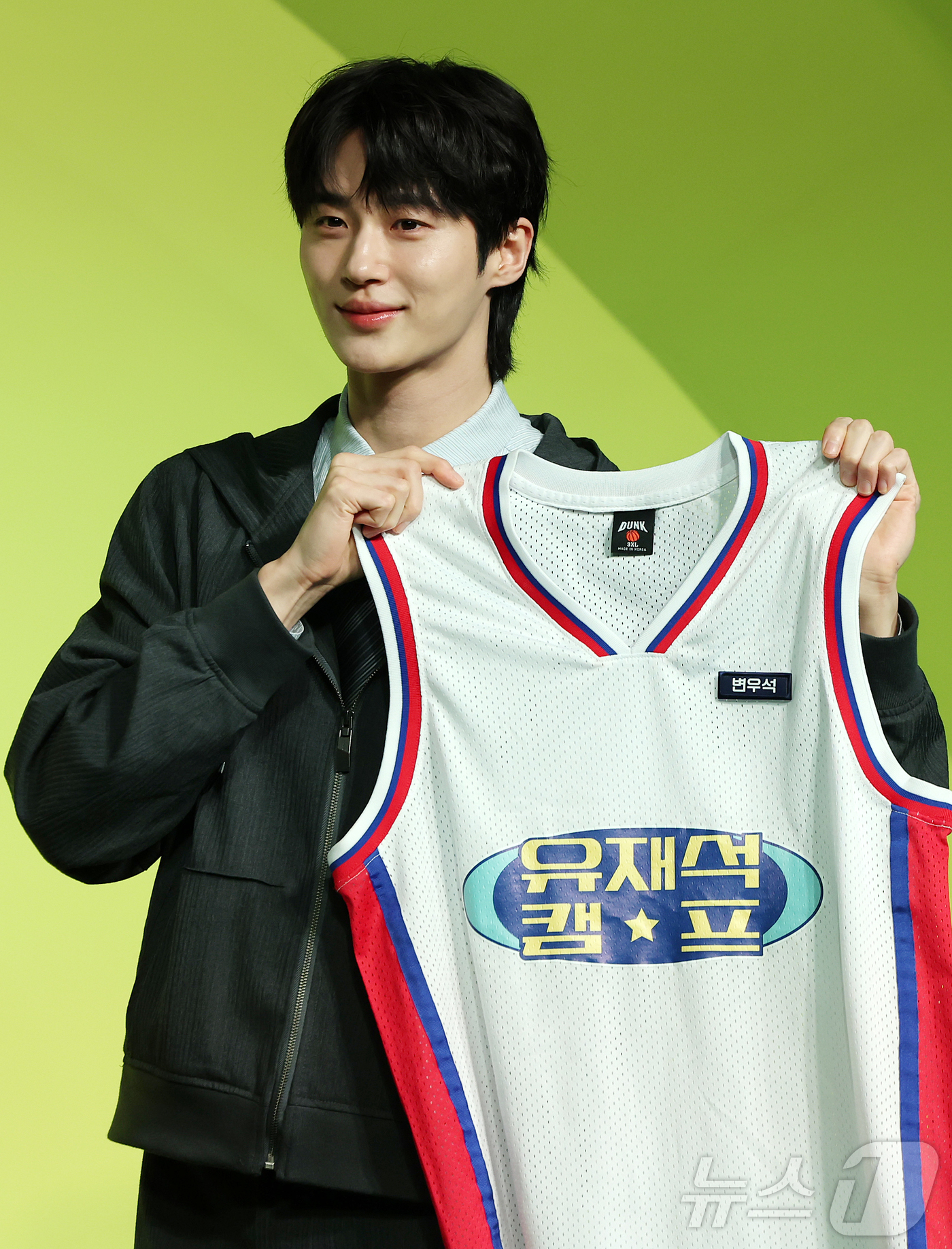 (서울=뉴스1) 김진환 기자 = 배우 변우석이 19일 오전 서울 종로구 JW 동대문 메리어트 호텔에서 열린 넷플릭스 새 예능프로그램 ‘유재석 캠프’ 제작발표회에 참석해 포즈를 취하 …