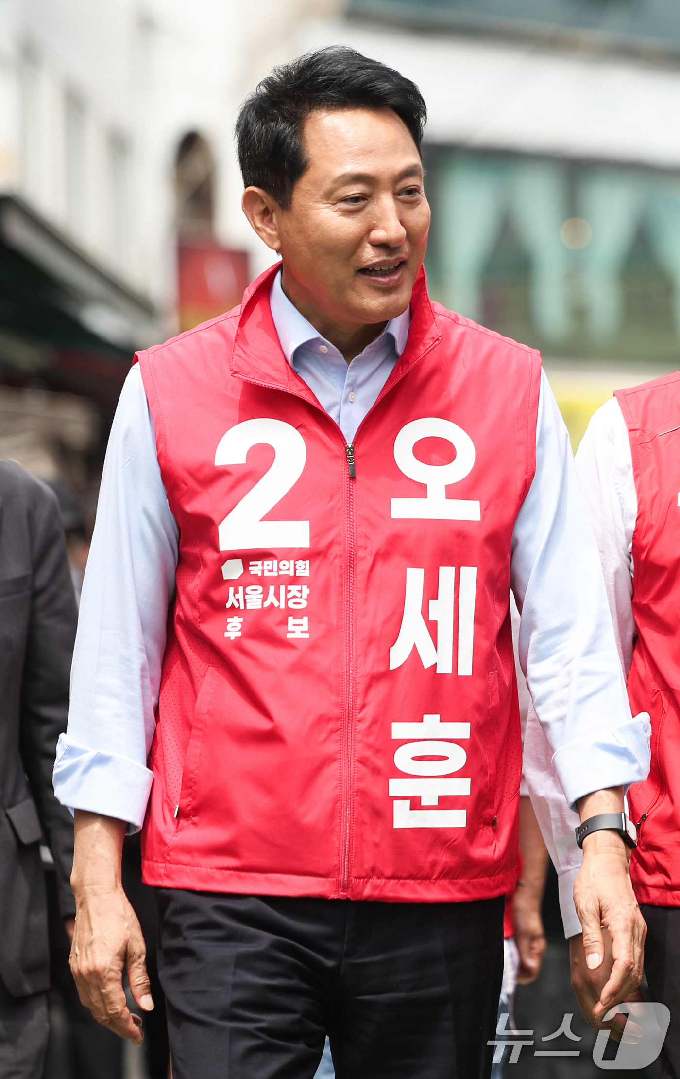 (서울=뉴스1) 임지훈 인턴기자 = 오세훈 국민의힘 서울시장 후보가 19일 오전 서울 종로구 창신동 문구완구거리에서 열린 ‘오세훈과 함께 걸어요’에서 미소를 지으며 상점을 둘러보고 …