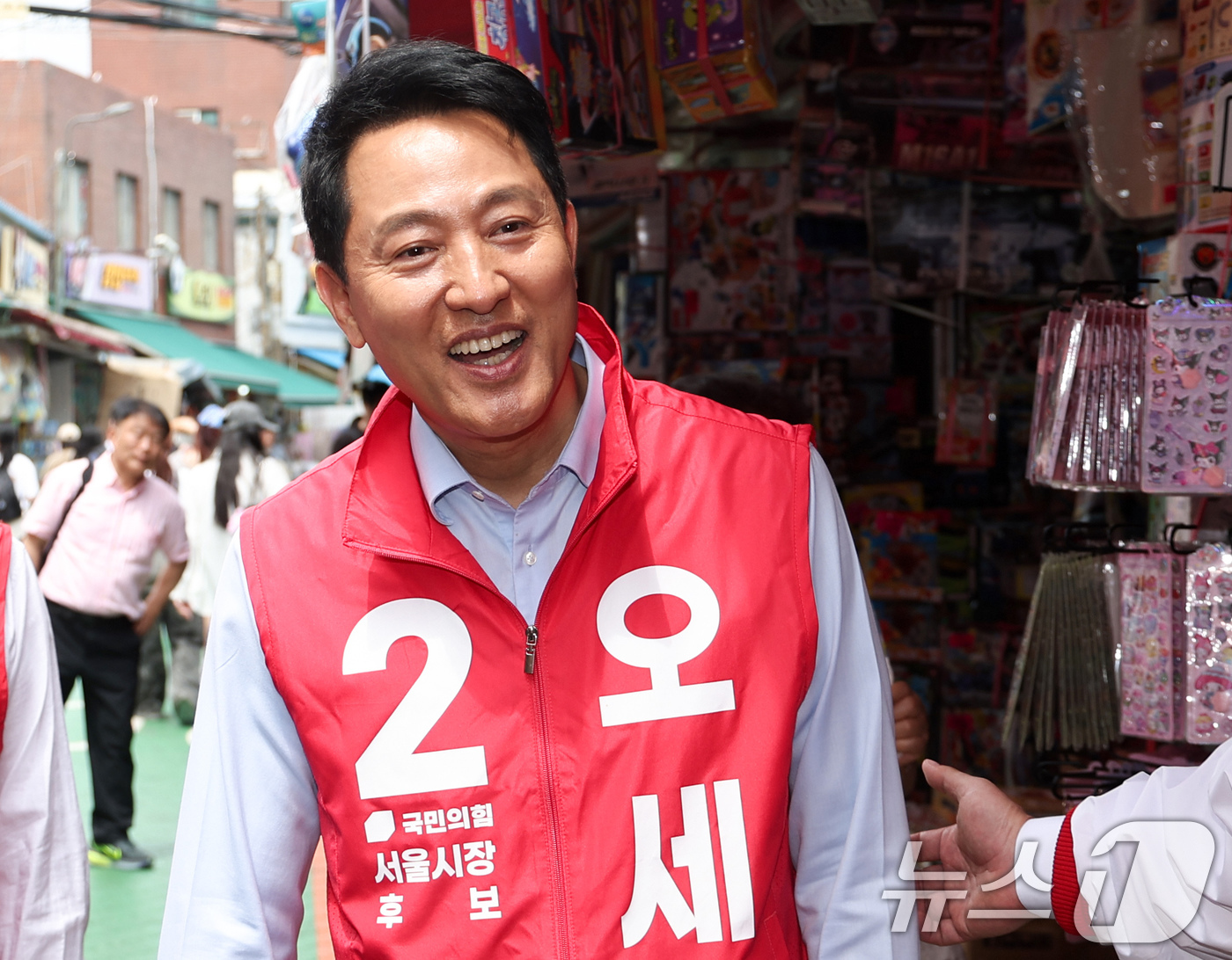 (서울=뉴스1) 임지훈 인턴기자 = 오세훈 국민의힘 서울시장 후보가 19일 오전 서울 종로구 창신동 문구완구거리에서 열린 '오세훈과 함께 걸어요'에서 시민들과 인사를 나누고 있다. …