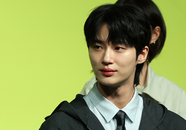 변우석, 깊은 눈빛