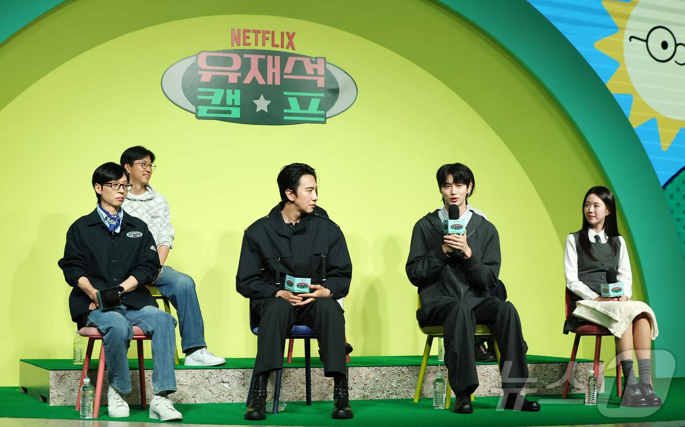 (서울=뉴스1) 김진환 기자 = 개그맨 유재석, 배우 이광수, 방송인 지예은, 배우 변우석, 정효민 PD, 이소민 PD, 황윤서 PD가 19일 오전 서울 종로구 JW 동대문 메리어 …