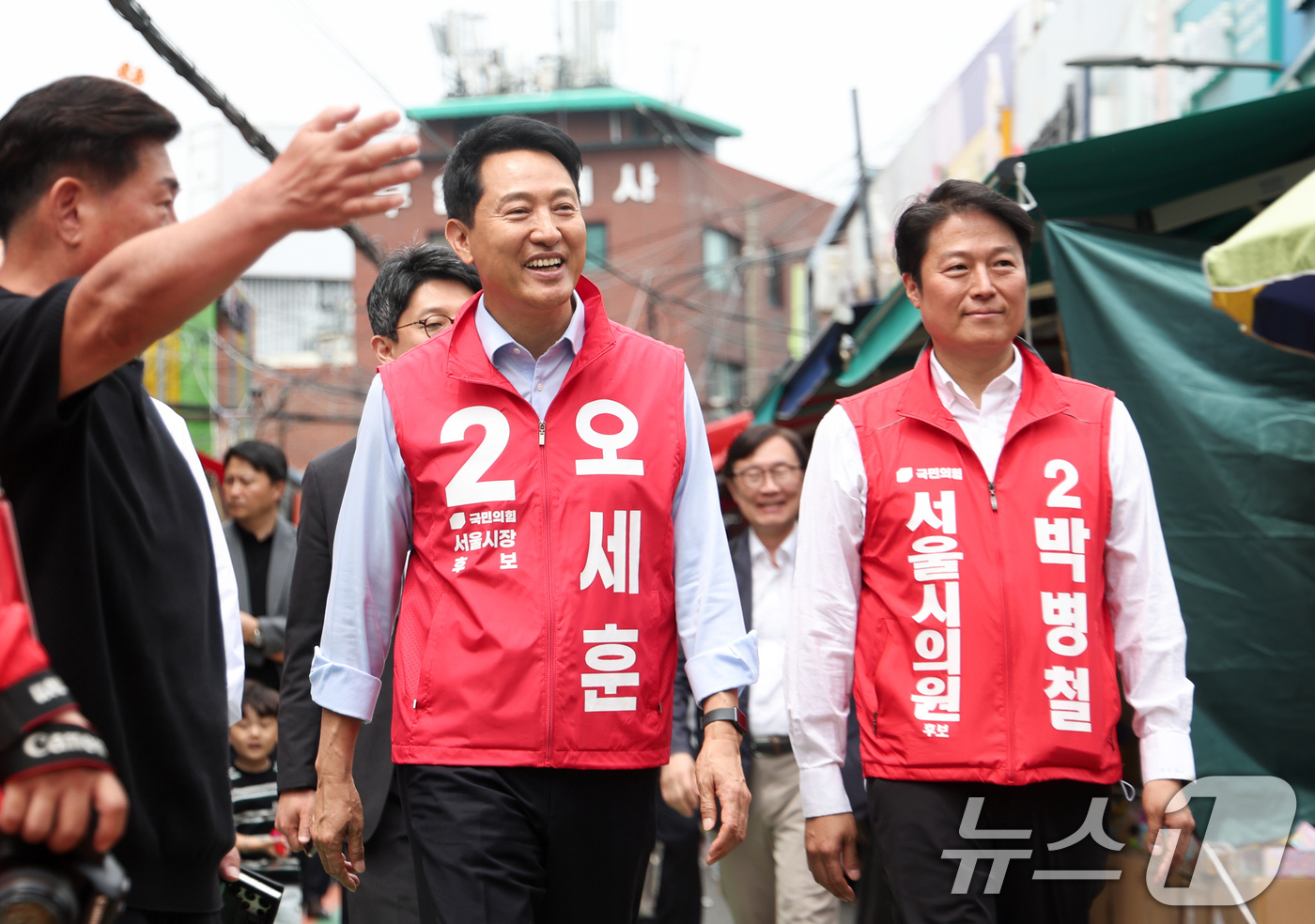(서울=뉴스1) 임지훈 인턴기자 = 오세훈 국민의힘 서울시장 후보가 19일 오전 서울 종로구 창신동 문구완구거리에서 열린 '오세훈과 함께 걸어요'에서 시민과 인사를 나누고 있다. …