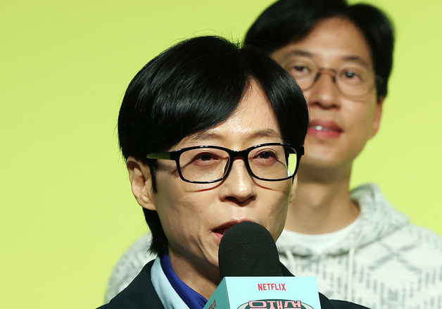 취재진 질문에 답변하는 유재석