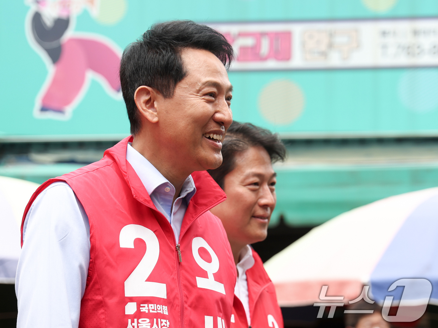 (서울=뉴스1) 임지훈 인턴기자 = 오세훈 국민의힘 서울시장 후보가 19일 오전 서울 종로구 창신동 문구완구거리에서 열린 '오세훈과 함께 걸어요'에서 시민들과 인사를 나누고 있다. …