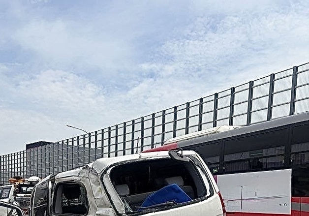 경부선 기흥IC 부근서 고속버스 등 3중 추돌…1명 부상