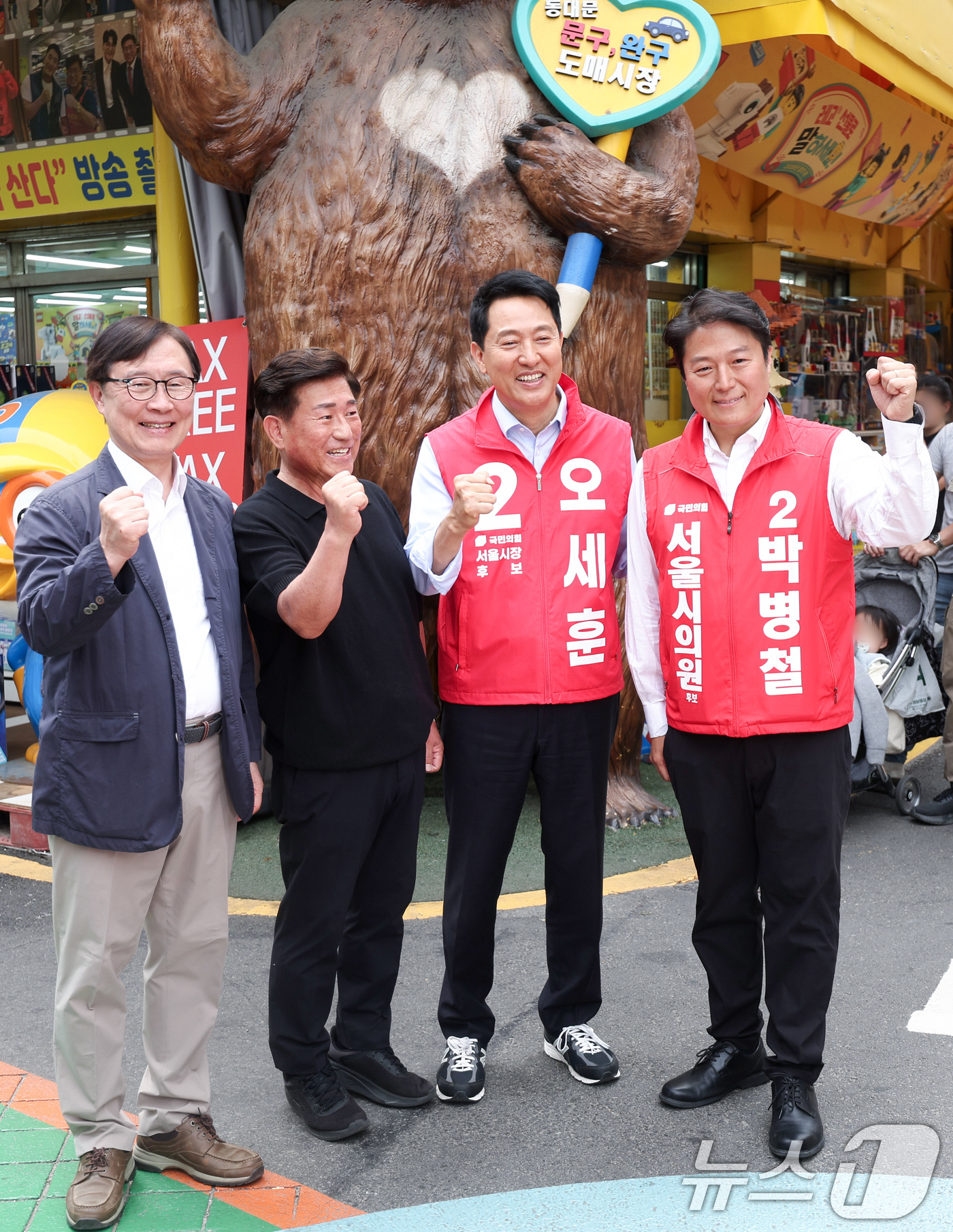 (서울=뉴스1) 임지훈 인턴기자 = 오세훈 국민의힘 서울시장 후보가 19일 오전 서울 종로구 창신동 문구완구거리에서 열린 ‘오세훈과 함께 걸어요’에서 상인들과 기념촬영을 하고 있다 …