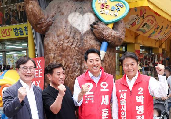 상인들과 기념촬영하는 오세훈 후보
