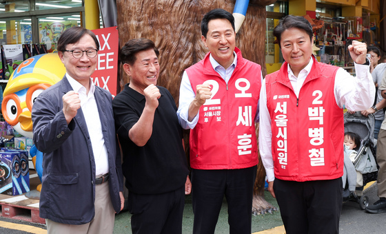 창신동 문구완구거리서 상인들과 기념촬영하는 오세훈 후보