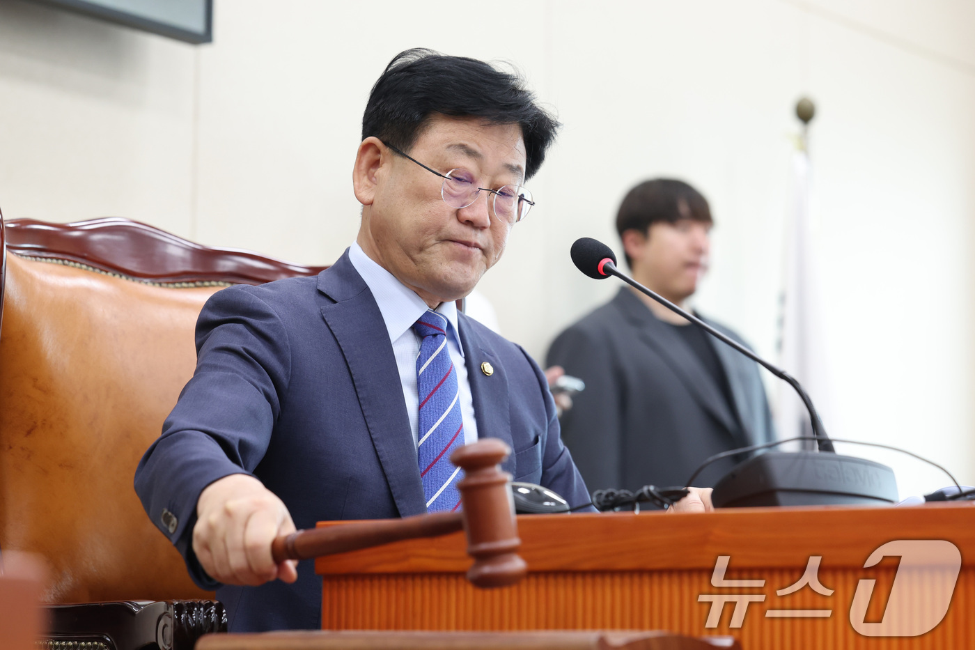 (서울=뉴스1) 신웅수 기자 = 김정호 위원장이 19일 서울 여의도 국회에서 열린  기후에너지환경노동위원회 전체회의에서 법안을 통과시키고 있다. 2026.5.19/뉴스1