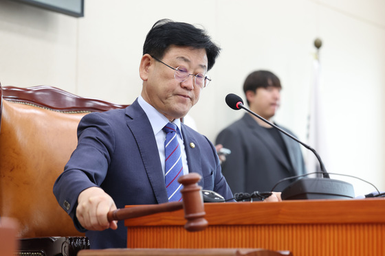 법안 통과시키는 김정호 위원장