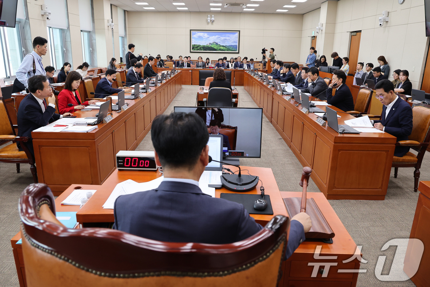(서울=뉴스1) 신웅수 기자 = 김정호 위원장이 19일 서울 여의도 국회에서 열린  기후에너지환경노동위원회 전체회의에서 법안을 통과시키고 있다. 2026.5.19/뉴스1