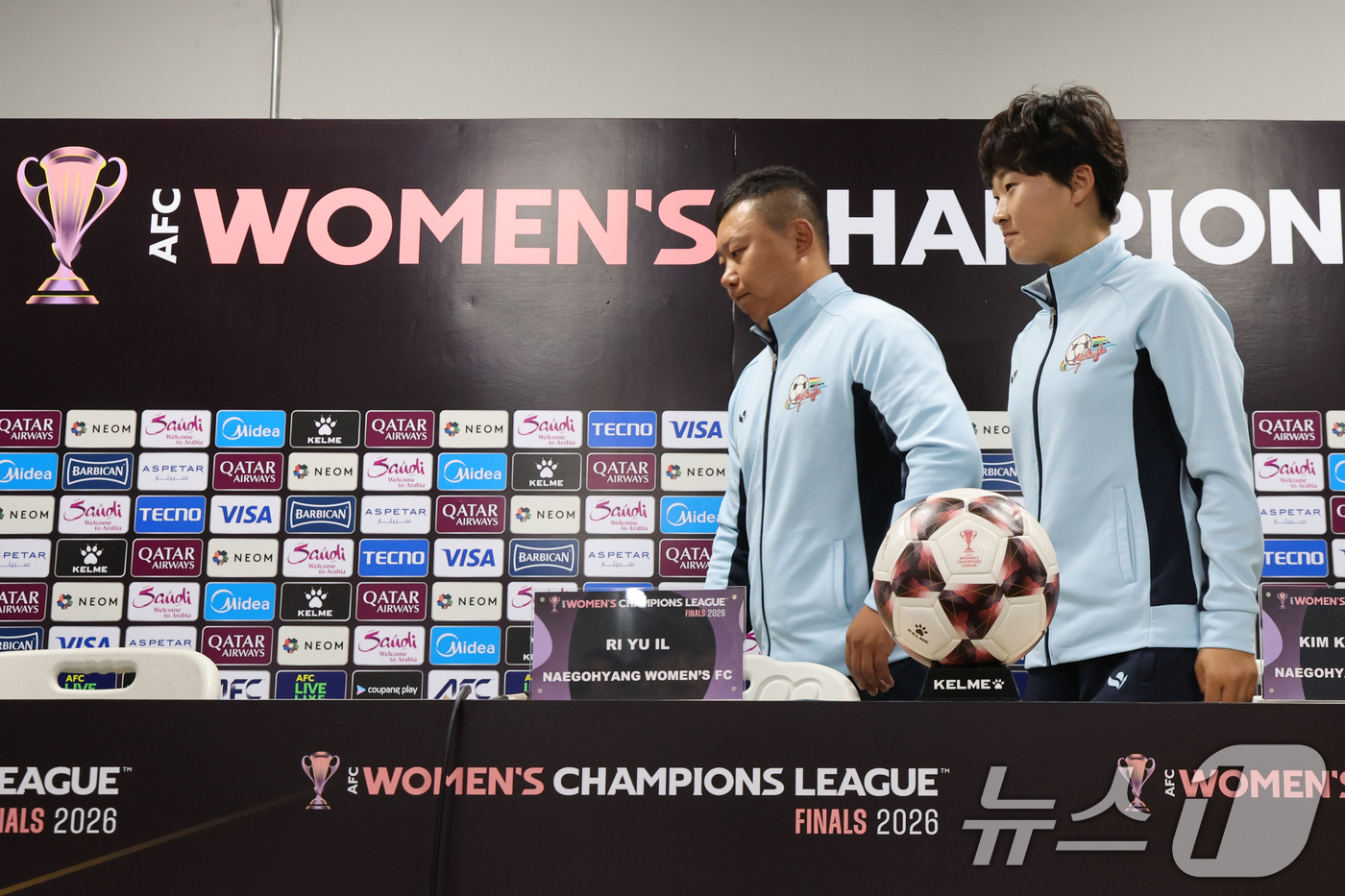 (수원=뉴스1) 김영운 기자 = 북한 내고향여자축구단 리유일 감독과 김경영이 19일 경기 수원시 수원종합운동장에서 열린 2025~2026시즌 아시아축구연맹(AFC) 여자 챔피언스리 …