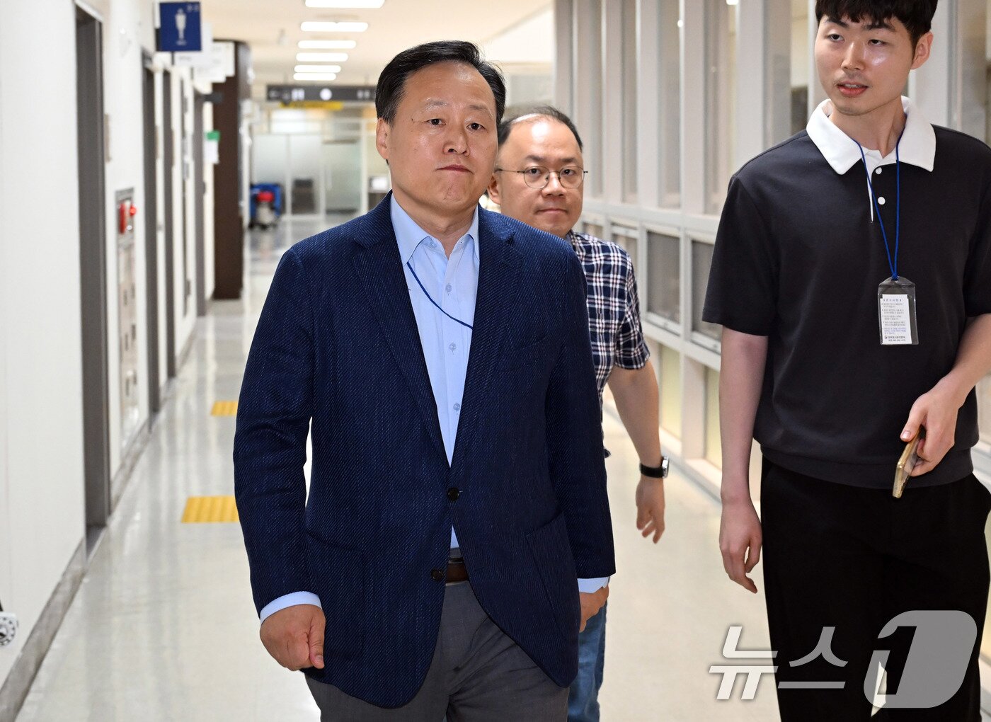 본문 이미지 - 삼성전자 사측 대표교섭위원인 여명구 DS(반도체 부문) 피플팀장이 노조의 총파업 예고 시한을 이틀 앞둔 19일 정부세종청사 중앙노동위원회에서 열린 2차 사후조정 최종 회의 도중 잠시 회의장을 빠져나와 이동하고 있다. (공동취재) 2026.5.19 ⓒ 뉴스1 오대일 기자
