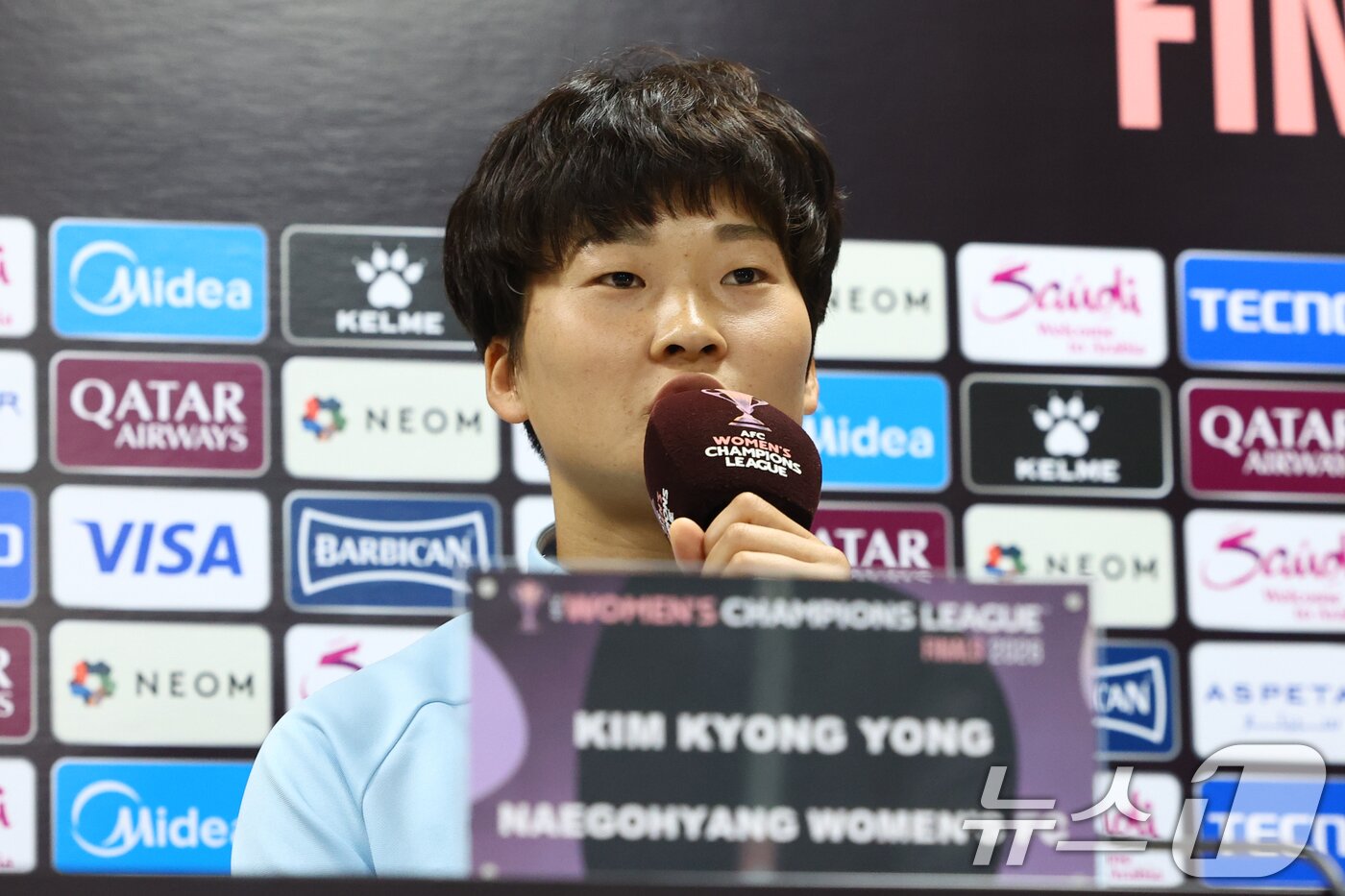 본문 이미지 - 북한 내고향여자축구단 김경영이 19일 경기 수원시 수원종합운동장에서 열린 2025~2026시즌 아시아축구연맹(AFC) 여자 챔피언스리그(AWCL) 4강전 기자회견에서 발언하고 있다. (공동취재) 2026.5.19 ⓒ 뉴스1 김영운 기자