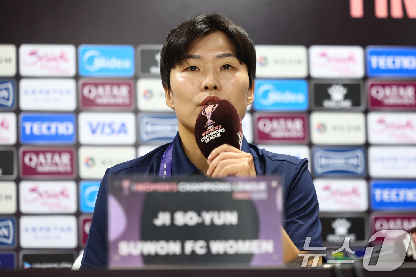 본문 이미지 - 수원FC위민 지소연이 19일 경기 수원시 수원종합운동장에서 열린 2025~2026시즌 아시아축구연맹(AFC) 여자 챔피언스리그(AWCL) 4강전 기자회견에서 발언하고 있다. (공동취재) 2026.5.19 ⓒ 뉴스1 김영운 기자
