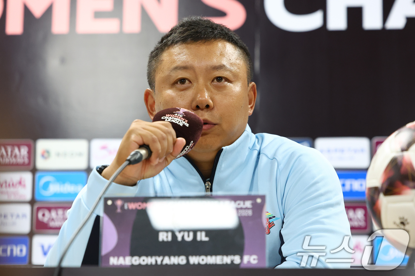 (수원=뉴스1) 김영운 기자 = 리유일 북한 내고향여자축구단 감독이 19일 경기 수원시 수원종합운동장에서 열린 2025~2026시즌 아시아축구연맹(AFC) 여자 챔피언스리그(AWC …