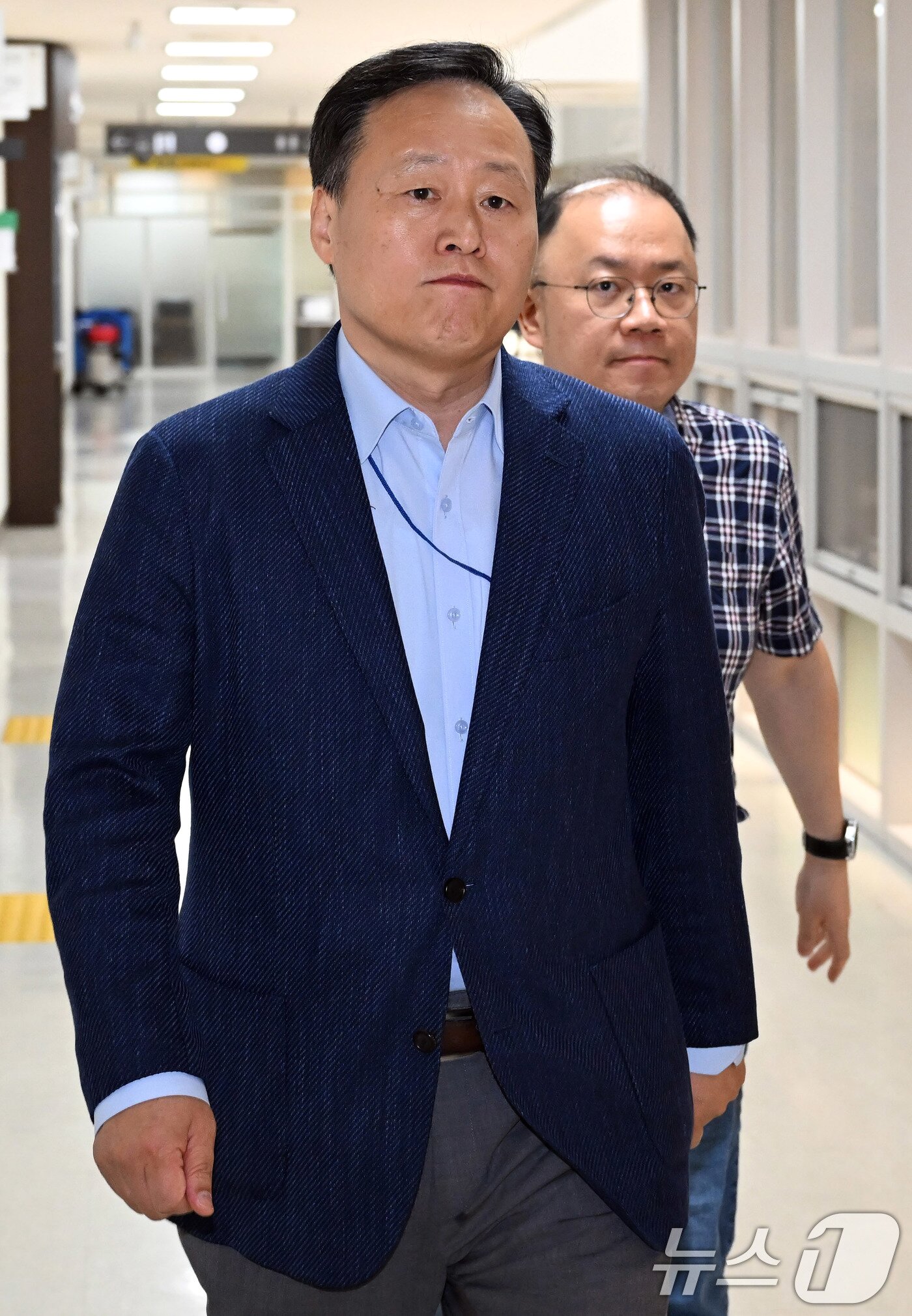 본문 이미지 - 삼성전자 사측 대표교섭위원인 여명구 DS(반도체 부문) 피플팀장이 노조의 총파업 예고 시한을 이틀 앞둔 19일 정부세종청사 중앙노동위원회에서 열린 2차 사후조정 최종 회의 도중 잠시 회의장을 빠져나와 이동하고 있다. (공동취재) 2026.5.19 ⓒ 뉴스1 오대일 기자