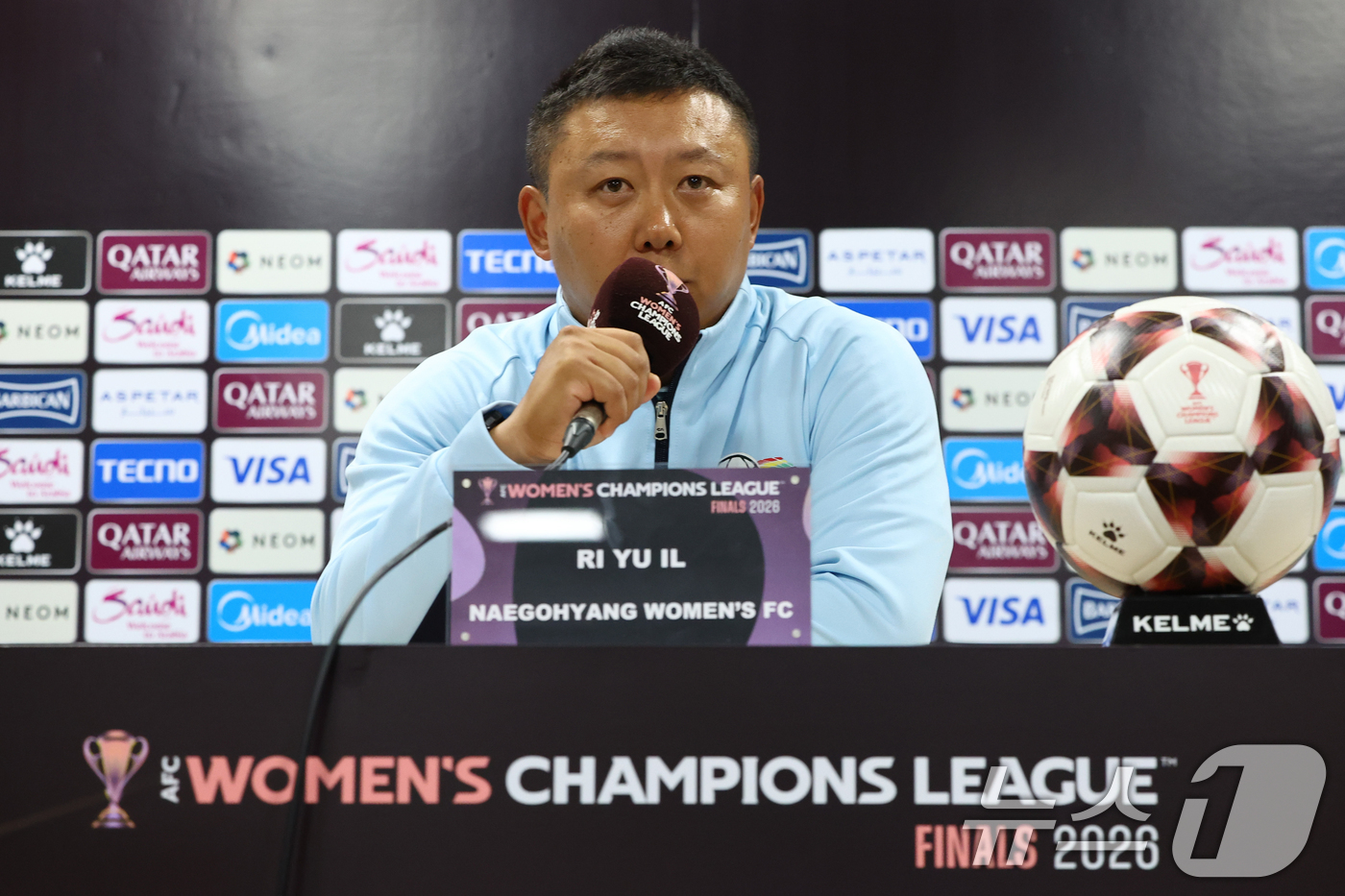 (수원=뉴스1) 김영운 기자 = 리유일 북한 내고향여자축구단 감독이 19일 경기 수원시 수원종합운동장에서 열린 2025~2026시즌 아시아축구연맹(AFC) 여자 챔피언스리그(AWC …