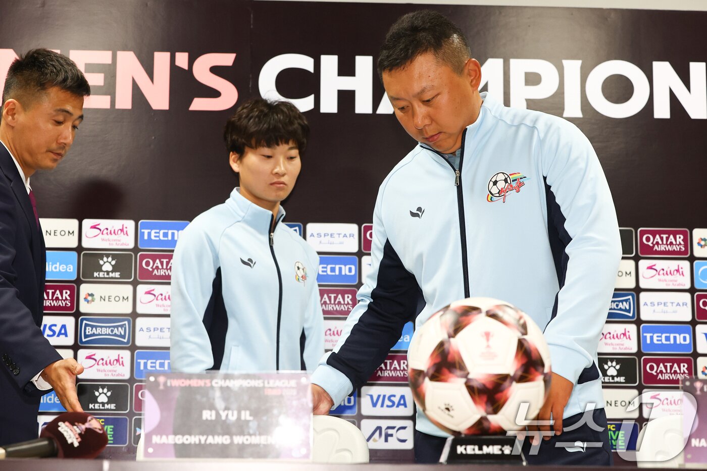 본문 이미지 - 북한 내고향여자축구단 리유일 감독과 김경영이 19일 경기 수원시 수원종합운동장에서 열린 2025~2026시즌 아시아축구연맹(AFC) 여자 챔피언스리그(AWCL) 4강전 기자회견에 참석하고 있다. (공동취재) 2026.5.19 ⓒ 뉴스1 김영운 기자