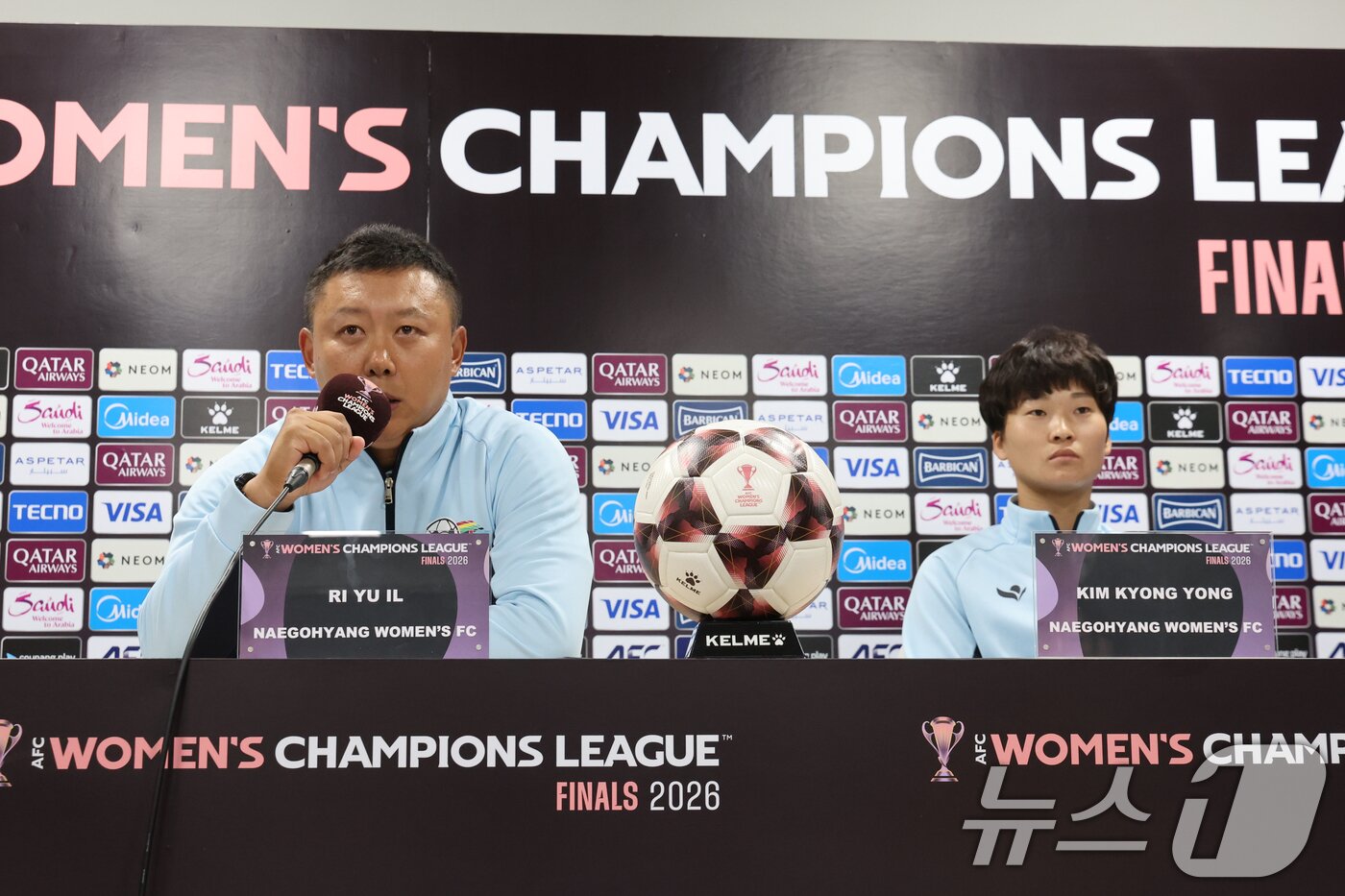 본문 이미지 - 리유일 북한 내고향여자축구단 감독이 19일 경기 수원시 수원종합운동장에서 열린 2025~2026시즌 아시아축구연맹(AFC) 여자 챔피언스리그(AWCL) 4강전 기자회견에서 발언하고 있다. (공동취재) 2026.5.19 ⓒ 뉴스1 김영운 기자