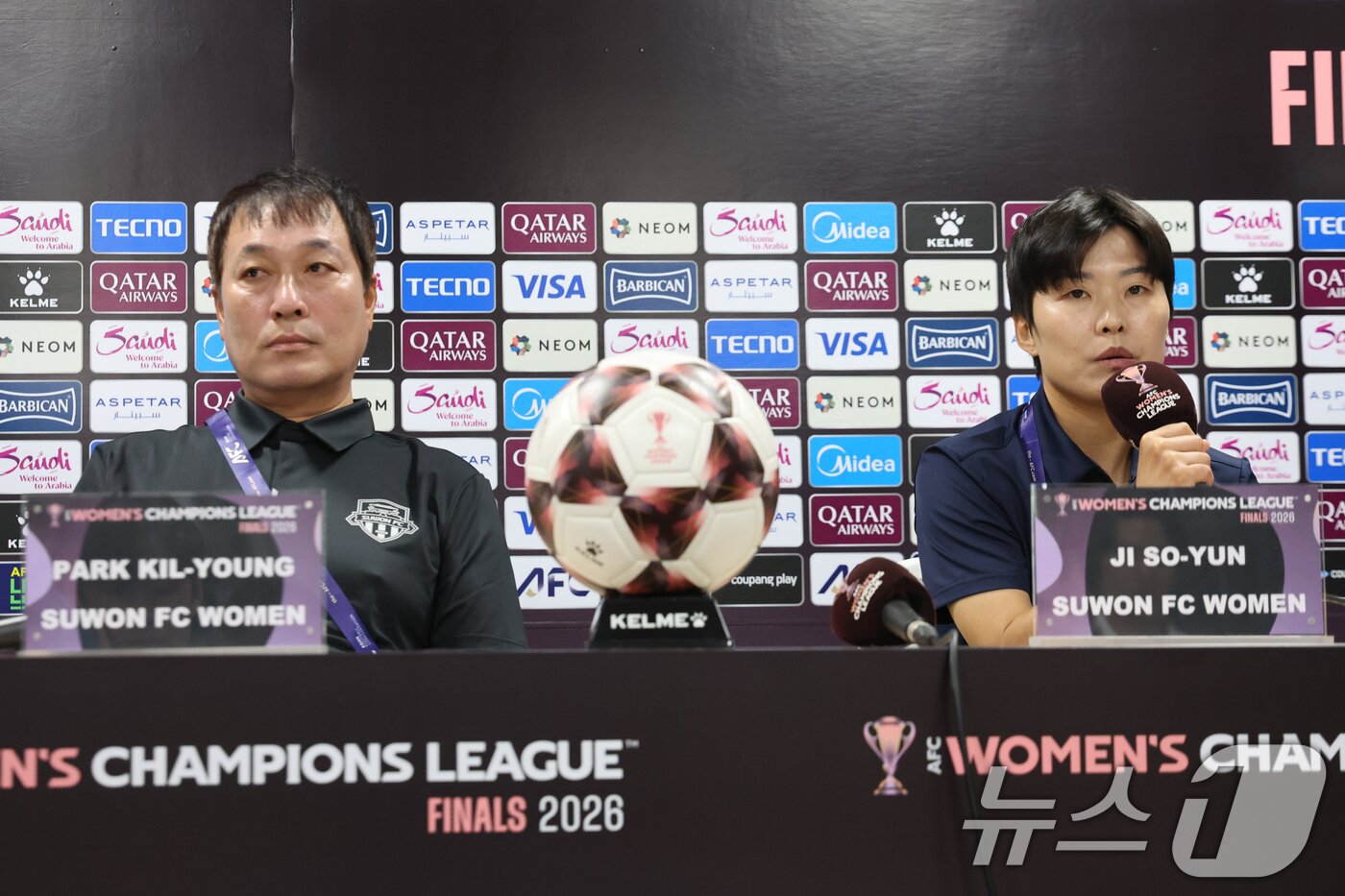 본문 이미지 - 수원FC위민 지소연이 19일 경기 수원시 수원종합운동장에서 열린 2025~2026시즌 아시아축구연맹(AFC) 여자 챔피언스리그(AWCL) 4강전 기자회견에서 발언하고 있다. (공동취재) 2026.5.19 ⓒ 뉴스1 김영운 기자