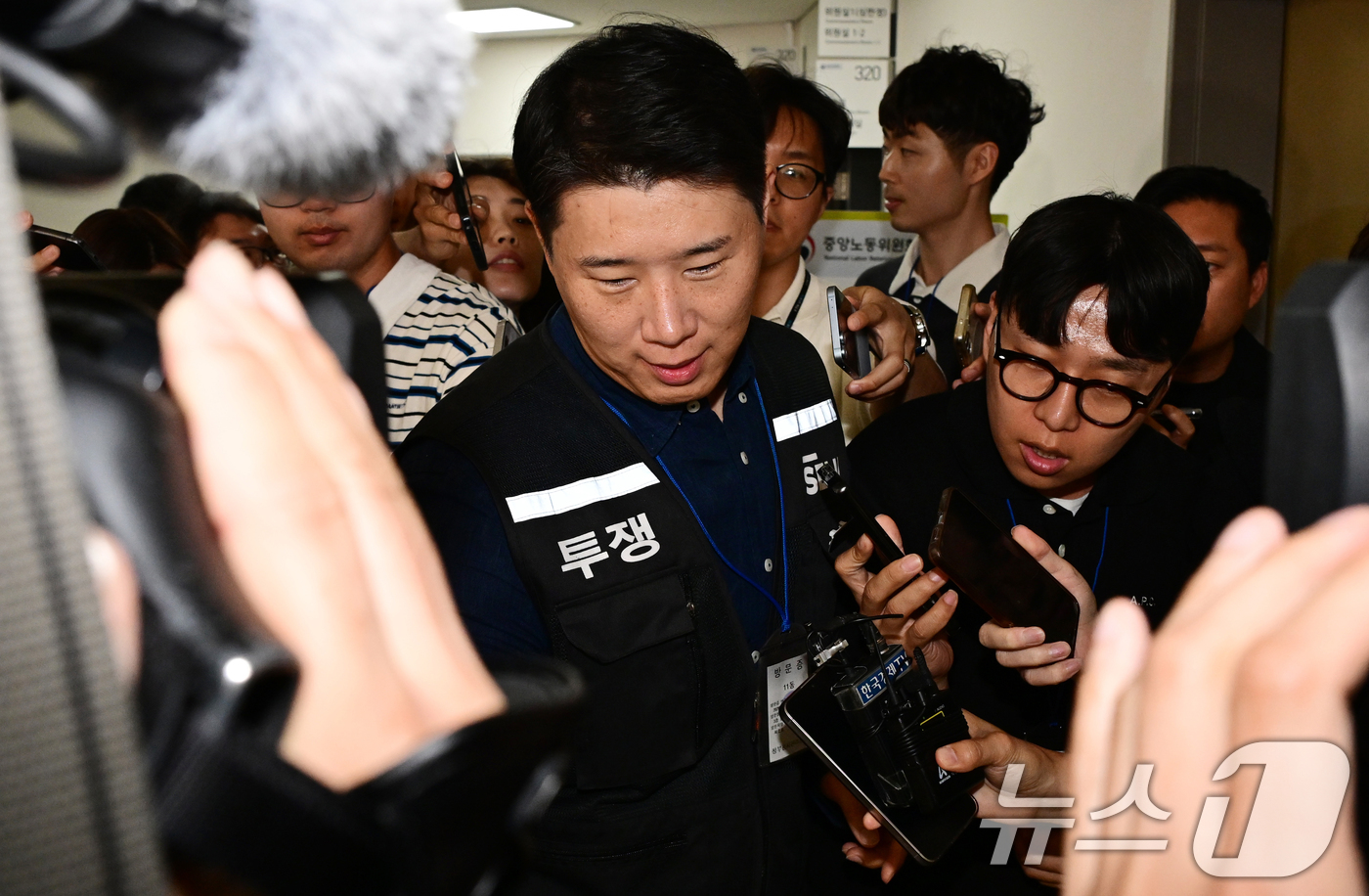 (세종=뉴스1) 오대일 기자 = 최승호 삼성그룹 초기업노동조합 삼성전자지부 위원장이 총파업 예고 시한을 이틀 앞둔 19일 정부세종청사 중앙노동위원회에서 열린 2차 사후조정 오전 회 …