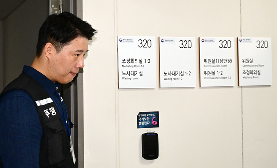사후조정 오전회의 마친 최승호 노조위원장