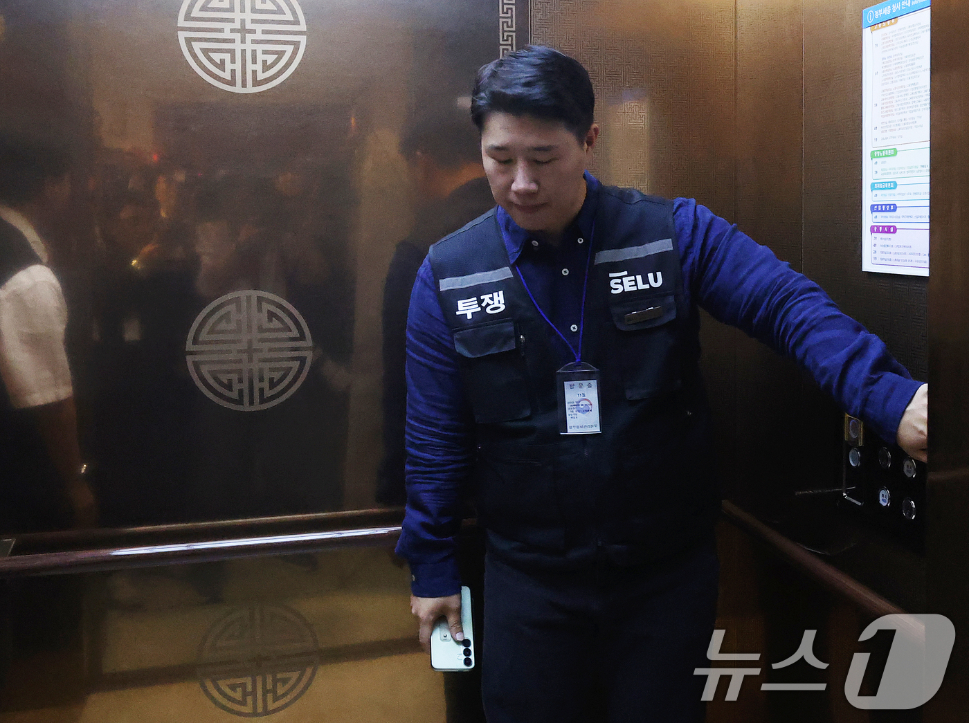 (세종=뉴스1) 오대일 기자 = 최승호 삼성그룹 초기업노동조합 삼성전자지부 위원장이 19일 정부세종청사 중앙노동위원회에서 열린 2차 사후조정 오전회의를 마친 후 식사를 위해 이동하 …