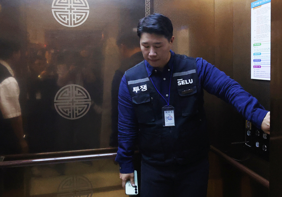 고개 숙여 인사하는 최승호 삼성전자 노조위원장