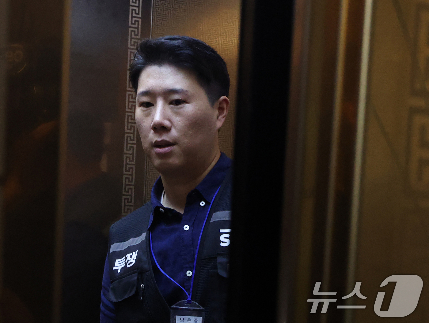 (세종=뉴스1) 오대일 기자 = 최승호 삼성그룹 초기업노동조합 삼성전자지부 위원장이 19일 정부세종청사 중앙노동위원회에서 열린 2차 사후조정 오전회의를 마친 후 식사를 위해 이동하 …