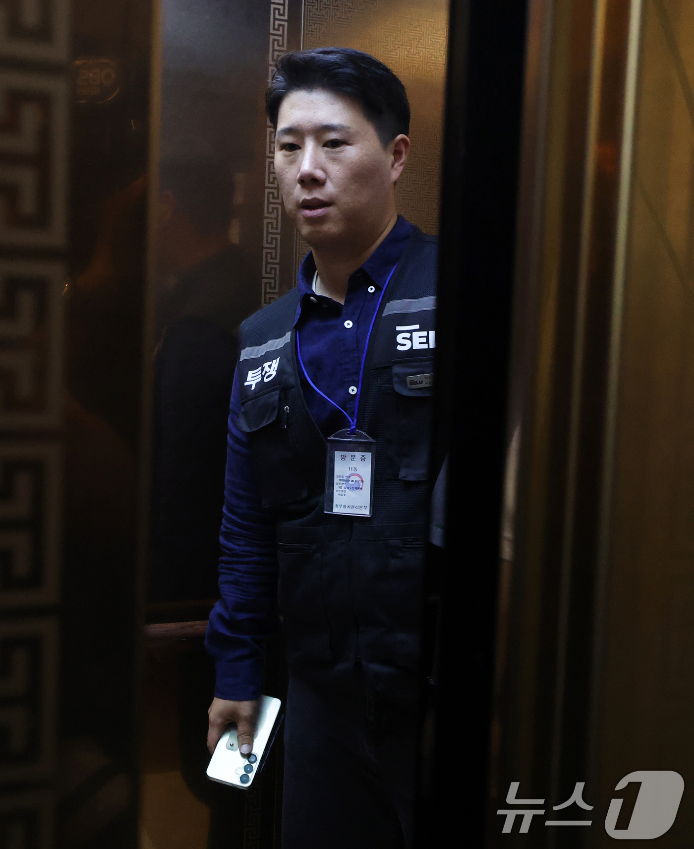 (세종=뉴스1) 오대일 기자 = 최승호 삼성그룹 초기업노동조합 삼성전자지부 위원장이 19일 정부세종청사 중앙노동위원회에서 열린 2차 사후조정 오전회의를 마친 후 식사를 위해 이동하 …