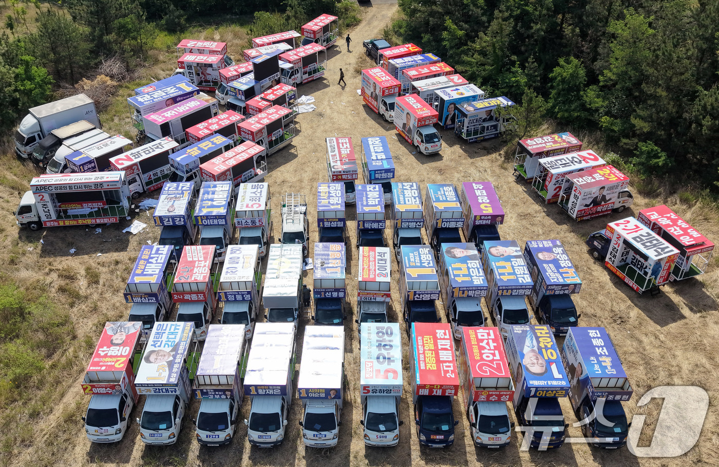 (울산=뉴스1) 윤일지 기자 = 제9회 전국동시지방선거 공식 선거운동을 이틀 앞둔 19일 울산 울주군 한 선거 유세차량 제작 업체에서 부산·울산·경남 지역 출마 후보들의 유세 차량 …